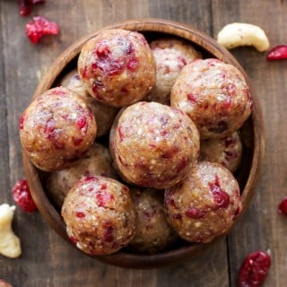Cranberry Vanilla Energy Bites | These healthy energy bites are gluten-free, vegan, paleo and bursting with cranberry and vanilla flavors!